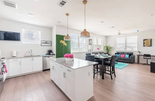 Kyle Apartment | The Penthouse -Resort Amenities Minutes to Austin!