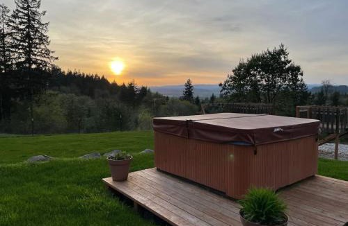 Amity House | The Perch - Eola Hills Pet Friendly w Hot tub