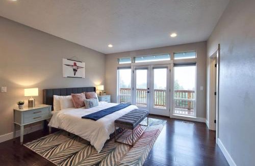 Amity House | The Perch - Eola Hills Pet Friendly w Hot tub