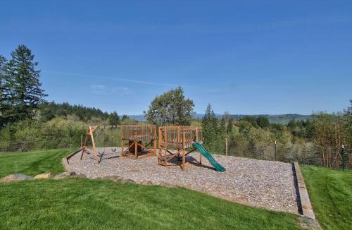 Amity House | The Perch - Eola Hills Pet Friendly w Hot tub