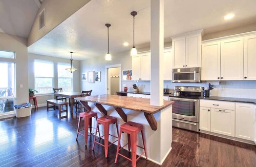 Amity House | The Perch - Eola Hills Pet Friendly w Hot tub