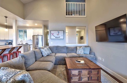 Amity House | The Perch - Eola Hills Pet Friendly w Hot tub
