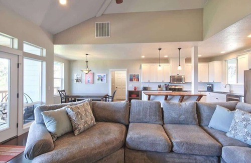 Amity House | The Perch - Eola Hills Pet Friendly w Hot tub