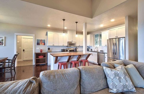Amity House | The Perch - Eola Hills Pet Friendly w Hot tub