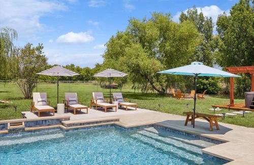 Ponder House | The Perfect Getaway 5BR with Pool and Hot Tub