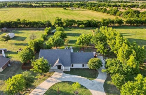 Ponder House | The Perfect Getaway 5BR with Pool and Hot Tub