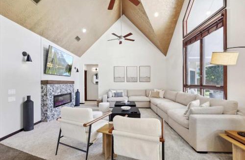Ponder House | The Perfect Holiday Getaway 5BR 4BA with Pool and Hot Tub