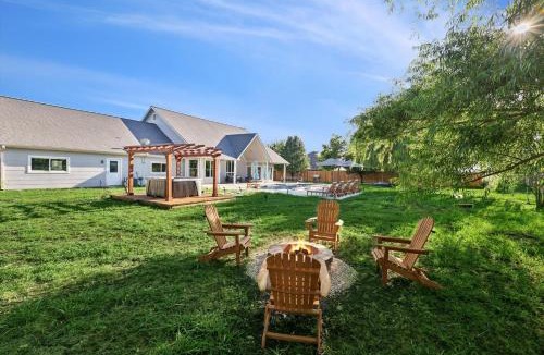 Ponder House | The Perfect Holiday Getaway 5BR 4BA with Pool and Hot Tub