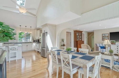 Jordan House | The perfect lakeside retreat for your group!