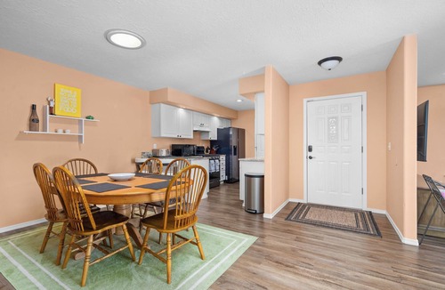 Keizer House | The Perfect Pair - Full Duplex for Your Group