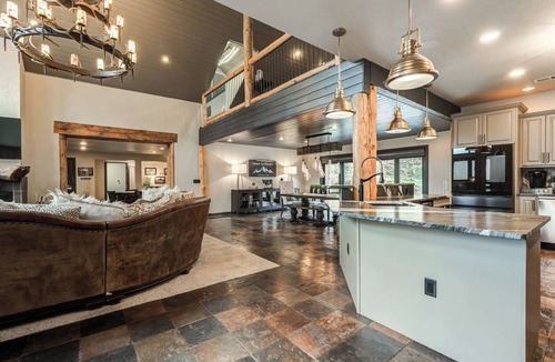 Alto House | The perfect stay- 6 Bedroom, 4 Bath with a HOT TUB