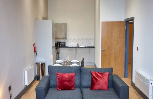 Manchester Apartment | The Peridot Suite