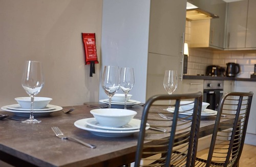 Manchester Apartment | The Peridot Suite