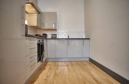 Manchester Apartment | The Peridot Suite