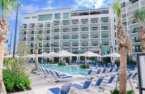 North Naples Hotel | The Perry Hotel Naples