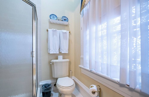 East of Broadway Hotel | The Petit Jean | King Suite | The Empress Hotel