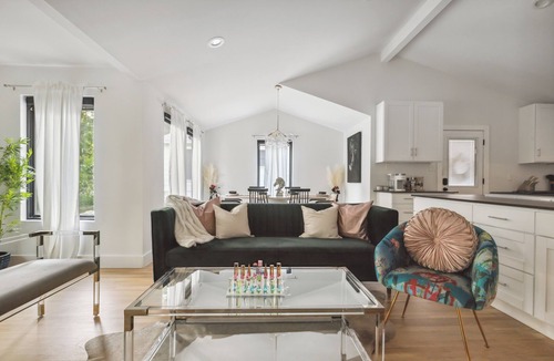 Cherrywood House | The Philosophers Playhouse, Pool, Ping Pong, BBQ, Projector, King B, 5 min to DT