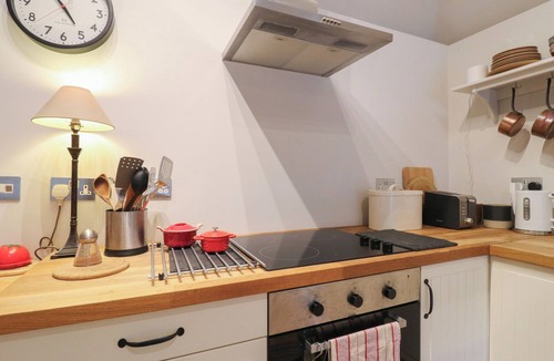 Five Oak Green Cottage | THE PIGGERY, with open fire in Kings Hill