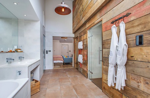 Edgefield Hotel | The Pigs