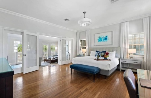 Central Beach Hotel | The Pillars Hotel & Club