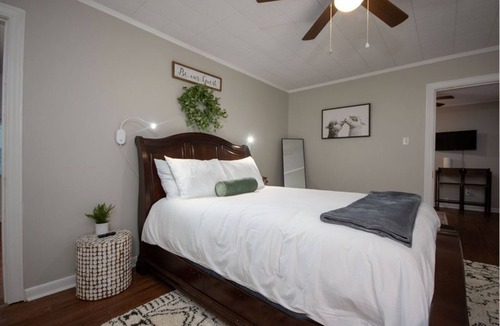Nacogdoches House | The Pine Loft 1.5 blocks to SFA and directly across from Memorial Hospital