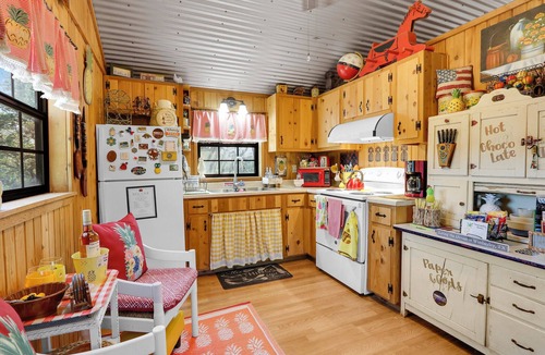 Wimberley Cabin | The Pineapple Ranchette | Charming Romantic Cabin for 2