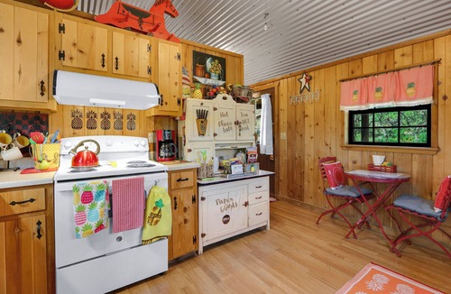 Wimberley Cabin | The Pineapple Ranchette | Charming Romantic Cabin for 2
