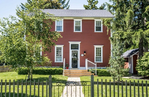 Historic Old Town House | The Pines, Circa 1850 in Old Town NOTL, with Heated Pool, Sleeps 10