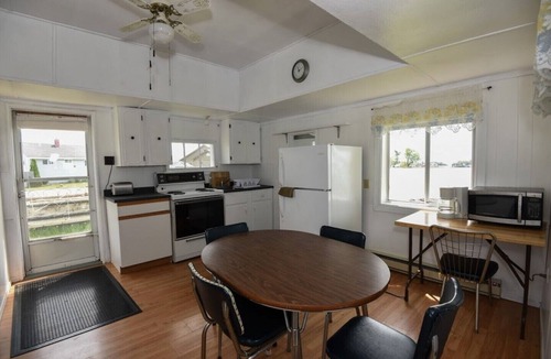 Leeds and the Thousand Islands Resort | The Pines Housekeeping Cottage - Gananoque - Cottage 3