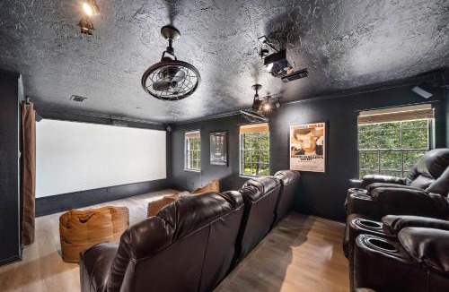Oak Ridge North House | The Pines I Sleeps 12 I Private Pool I Patio & BBQ