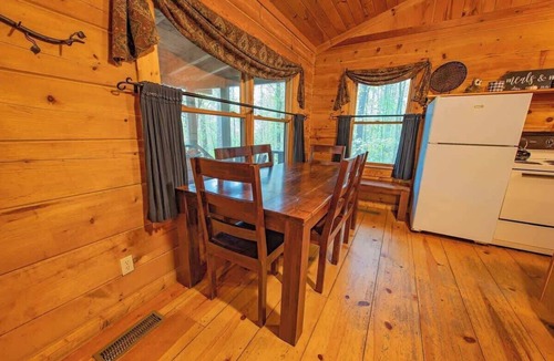 Benton Cabin | The Pines Ocoee riverside log cabin with jacuzzi tub