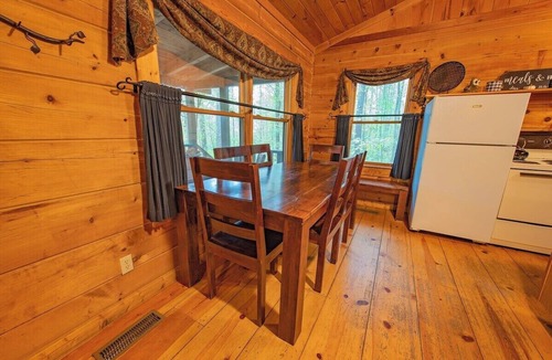 Benton Apartment | The Pines | Riverside Log Cabin on The Ocoee