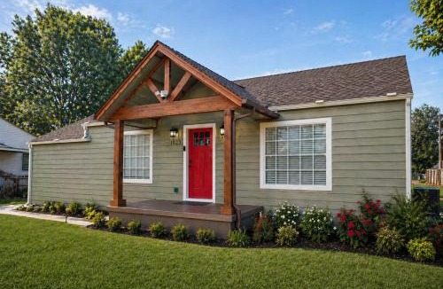 Chickasha House | The Pinewood House Near USAO Close to Downtown