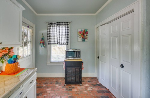 Tyler House | 'The Pink Azalea' - Tyler Home w/Yard + Patio!