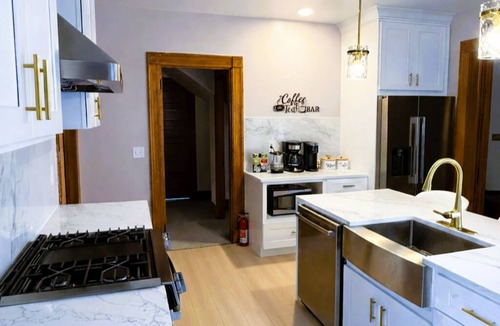 Salisbury Center House | The Pink Haus