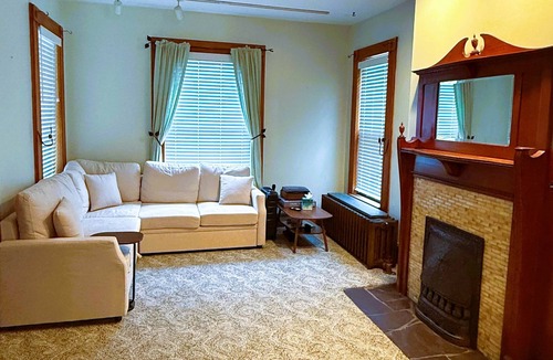 Salisbury Center House | The Pink Haus