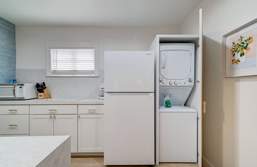 Downtown Dunedin House | The Pink Highland Cottage Downtown with outdoor living area