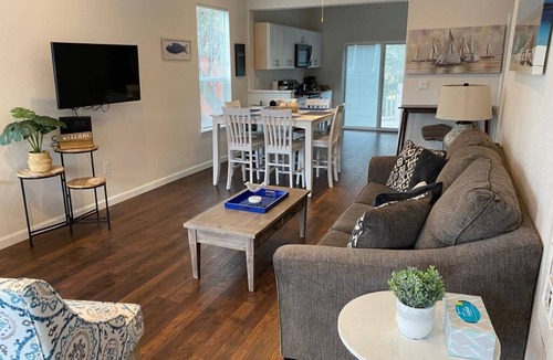 San Jacinto House | The Pink House- just Minutes walk from the Beach!