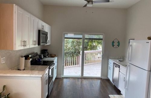 San Jacinto House | The Pink House- just Minutes walk from the Beach!