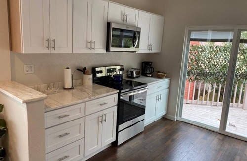 San Jacinto House | The Pink House- just Minutes walk from the Beach!