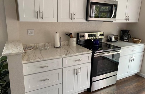 San Jacinto House | The Pink House- just Minutes walk from the Beach!