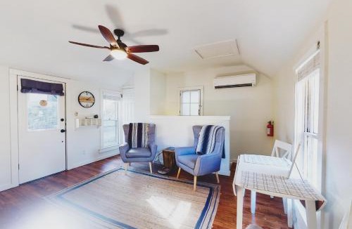 Eureka Springs Historic District Apartment | The Pink House on Main - Upper