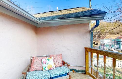 Eureka Springs Historic District Apartment | The Pink House on Main - Upper