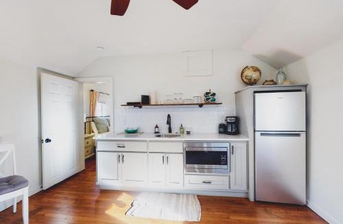 Eureka Springs Historic District Apartment | The Pink House on Main - Upper