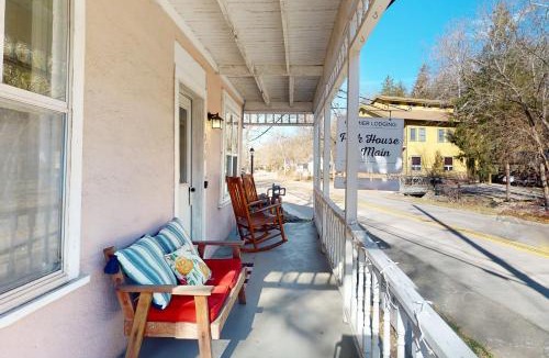 Eureka Springs Historic District House | The Pink House on Main