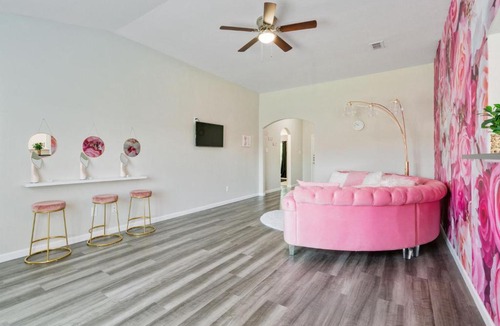 Seagoville Villa | The Pink Manor Nr Downtown