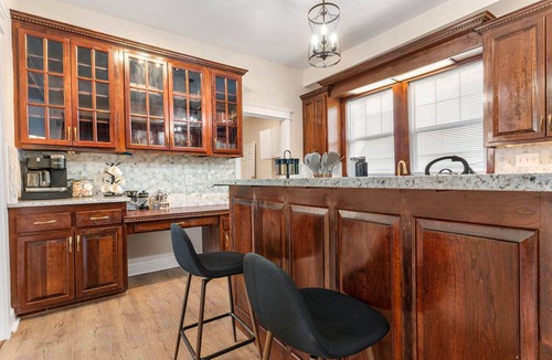 Hanover Place House | The Pioneer - Charming Home Walkable to Streetcar!
