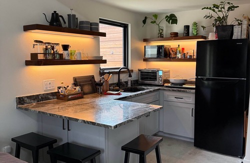 Cherrywood House | The Pistachio House, Charming & Private Guest House mins from UT/Moody Center/Downtown