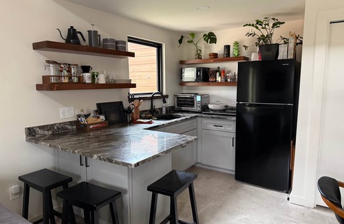 Cherrywood House | The Pistachio House, Charming & Private Guest House mins from UT/Moody Center/Downtown