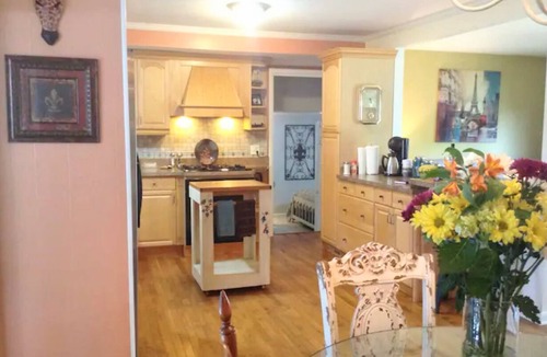 Green Hill House | The Place Between The Lakes/4 BDR, 4 Beds. Non-Smoking Property Inside & Out.